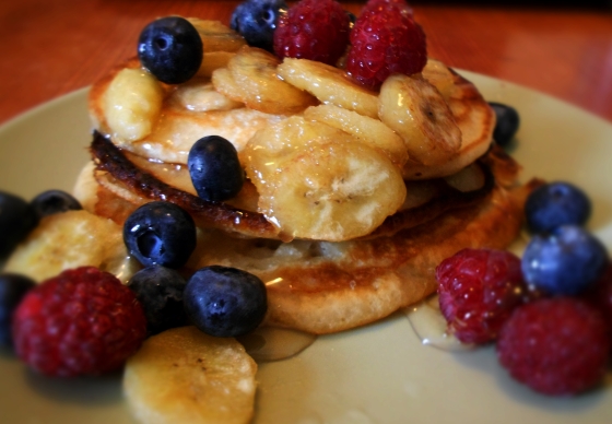 Vegane Pancakes mit karamellisierten Bananen, Blaubeeren und Himbeeren